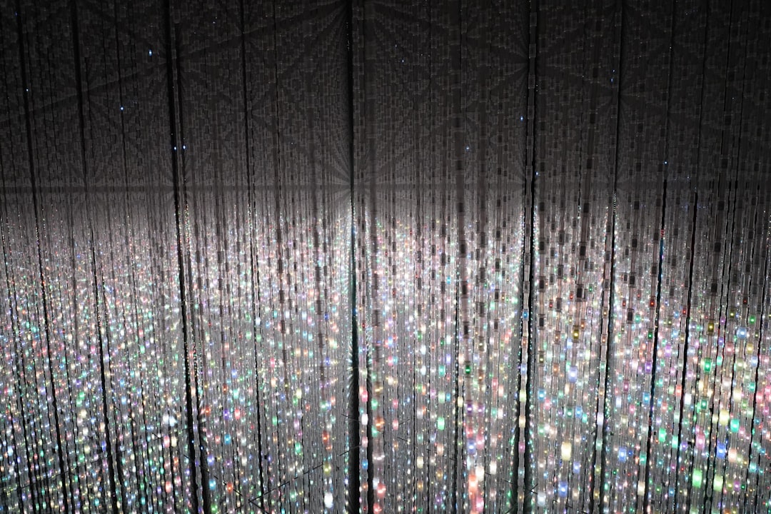 Infinite Crystal Universe installation at teamLab Planets Tokyo, used for the Planets vs Borderless comparison guide